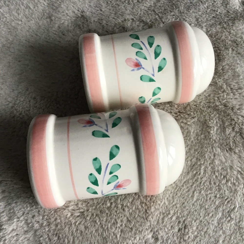 VINTAGE SET OF LARGE CERAMIC SALT & PEPPER SHAKERS IN FLORAL 80’S PINK & GREEN
